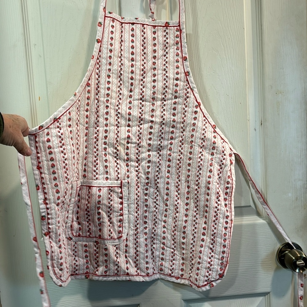 Sweet Strawberry Pattern Cotton Quilted Batting Reversible Apron Girls 6-12 y